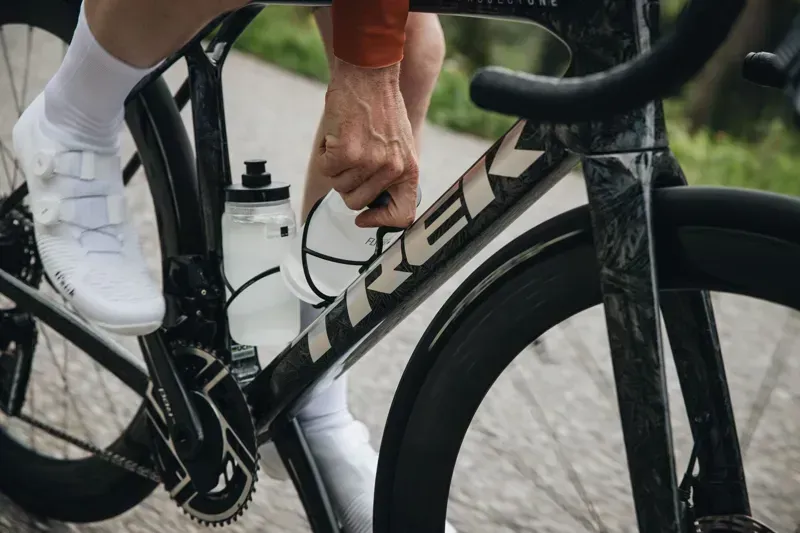 Elite Leggero Carbon Fibre Bottle Cage in Black-3